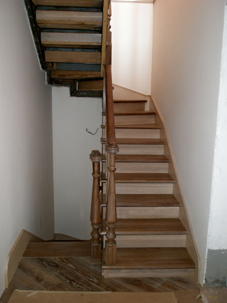 Деревянная лестница - площадка между первым и вторым этажом. Заметен металлический каркас лестницы