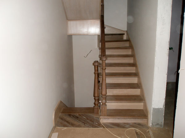 Деревянная лестница - площадка между первым и вторым этажом. Каркас лестницы защит.