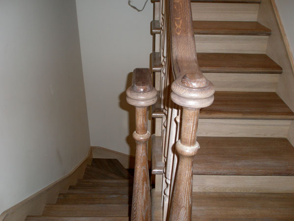 Опорные столбы и перила лестницы