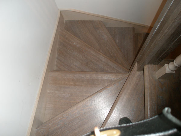 Деревянная лестница - вид на забежные ступени сверху