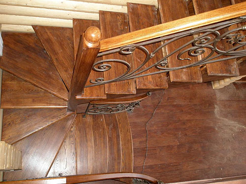 Деревянная лестница с кованым ограждением. Забежная часть