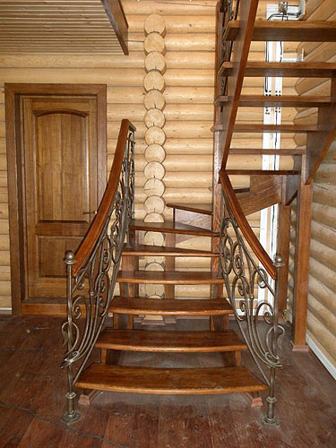 Деревянная лестница с кованым ограждением. Нижняя часть.